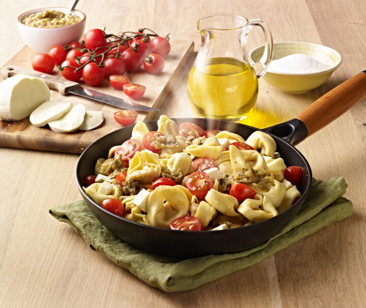 RS8246_Pfanne Tortelloni Tomate Mozzarella mit Pesto und Cherrytomaten